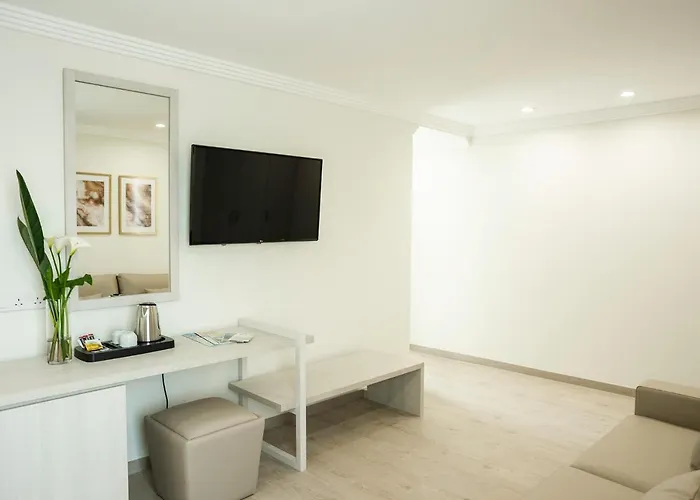 Roseum Boutique לרנקה